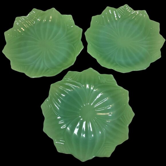 Set Of 3 Vintage Green Glass Leaf-Shaped Plates Decorative Tableware 8-Inch Diam - Picture 1 of 9